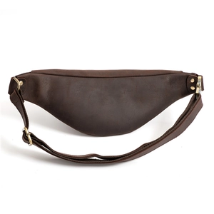 Vue arrière de la sacoche en cuir véritable marron foncé avec boucles et texture naturelle