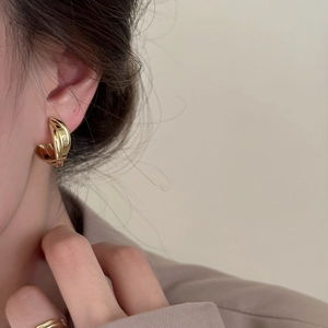 Boucles d'oreilles clips géométriques torsadées dorées style français pour femmes chic