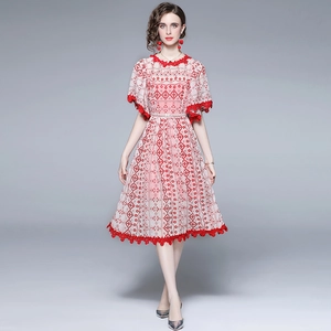 Elegantes rotes Midikleid aus Spitze mit Stickerei, ausgestellten Ärmeln und Taillierung