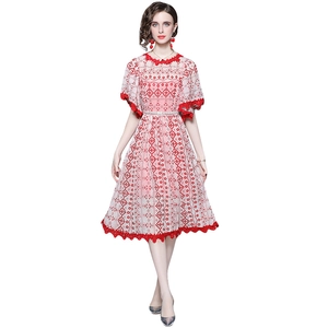 Elegantes rot-weißes Kleid mit Spitzenstickerei und Perlengürtel an einem Model
