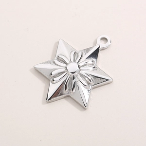 Pendentif hexagramme en acier inoxydable argenté avec relief floral sous éclairage