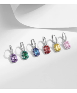 Dettaglio di eleganti orecchini a cerchio in argento S925 con pietre preziose colorate