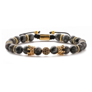 Détail de perles en pierre avec couronne dorée et boule de zircone micro-pavé noir