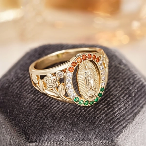 Makroaufnahme Goldring mit Jungfrau Maria, bunten Zirkonsteinen und Blumengravur