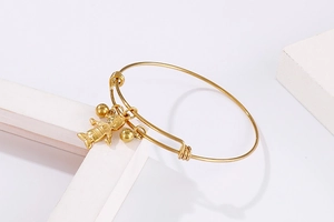 Détail du bracelet réglable en or pour bébé avec pendentif dessin animé et cloches