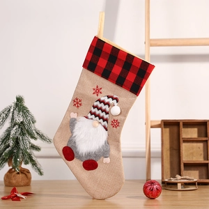 Chaussette de Noël en lin avec revers à carreaux rouges et application de gnome
