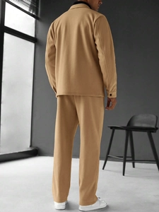 Vue arrière d'un ensemble deux pièces pour hommes en coton épais kaki, veste et pantalon