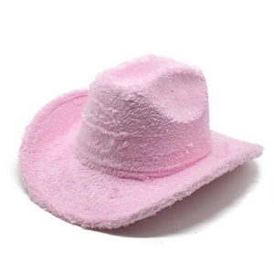 Détail de la texture en fausse fourrure rose sur un chapeau de cowboy à larges bords