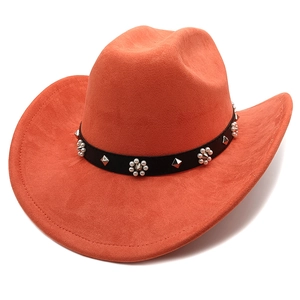 Détail d'un chapeau de cowboy en daim orange avec bandeau en cuir, rivets et perles