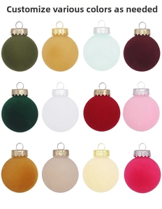 Gros plan de 12 boules de Noël floquées multicolores avec des capuchons métalliques
