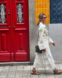 Detailaufnahme des weißen mehrlagigen Quastenrocks mit hochwertiger Boho-Fransen-Textur
