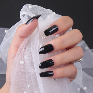 Glänzende schwarze kurze Sargform-Kunstnägel mit UV-Finish für einen minimalistischen Look