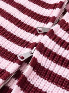 Détail macro du tricot et de la double fermeture éclair sur le gilet à rayures