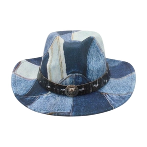 Détail d'un chapeau de cowboy avec emblème de lion argenté et design en jean patchwork