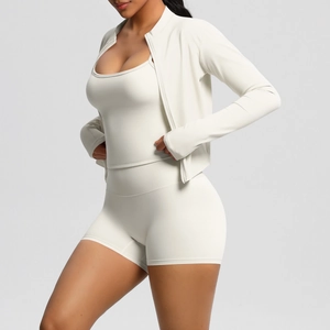 Detailansicht eines 3-teiligen Yoga-Sets mit Reißverschlussjacke und High-Waist-Shorts