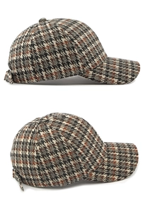 Dettaglio del cappello da baseball vintage in lana pied-de-poule con cinturino regolabile