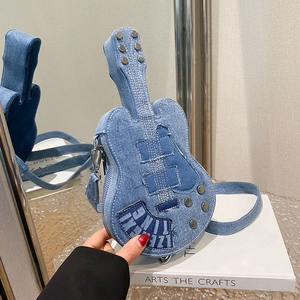 Borsa a tracolla unica a forma di chitarra in denim con borchie metalliche retrò