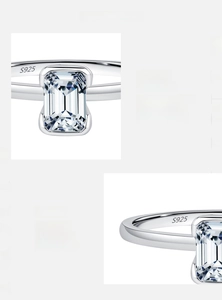 Vue macro de la bague en argent 925 avec moissanite taille émeraude et poinçon S925