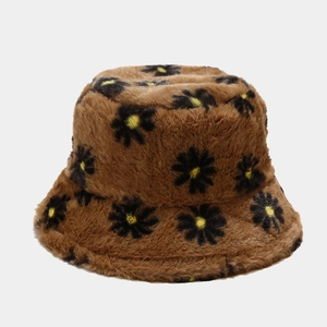 Cappello a secchiello in peluche marrone con margherite in morbida ecopelliccia
