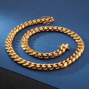 Chaîne cubaine dorée polie avec fermoir serti de diamants sur fond bleu foncé