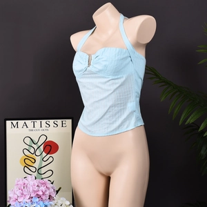 Dettaglio del crop top all'americana a righe azzurre con schiena scoperta e laccetti