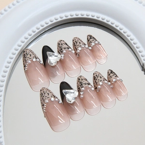 Unghie finte leopardate francesi con strass a cuore e dettagli in perle bianche