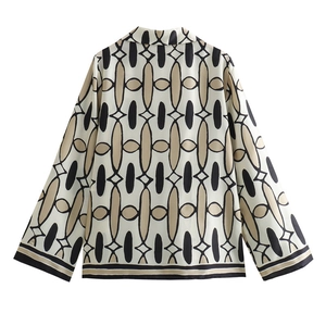 Detailansicht der Rückseite eines Satinhemds mit Vintage-Geometriemuster und schwarzen Säumen