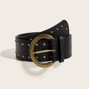Gros plan d'une ceinture en cuir noir vintage avec clous en bronze et grande boucle