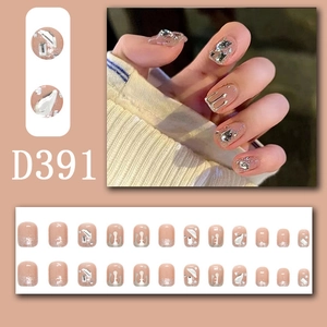 Details von nude-rosa Kunstnägeln mit silbernem Metallic-Effekt und Glitzer-Akzenten