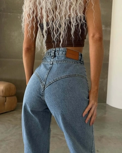Detaillierte Rückansicht der High-Waist-Jeans mit Vintage-Nähten und schmaler Passform