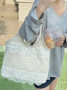 Sac fourre-tout chic en dentelle blanche crochetée avec volants pour la plage en été