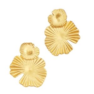 Boucles d'oreilles dorées en éventail avec texture de feuille plissée et design moderne