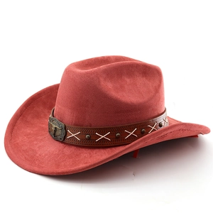 Détail d'un chapeau de cow-boy en daim roux avec boucle métallique tête de taureau vintage