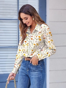 Damen Freizeit-Hemdbluse mit Blumenmuster, Langarm und Umlegekragen in Außenaufnahme