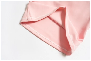 Détail macro du tissu de yoga rose élastique avec couture renforcée à double aiguille