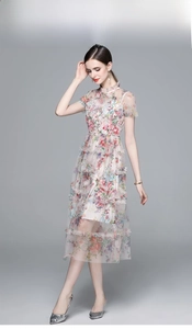Détails de l'imprimé fleuri sur la robe en tulle à plusieurs couches et ourlet volanté