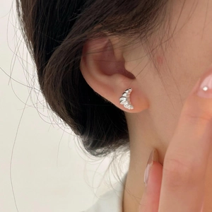 Orecchini a lobo croissant in argento sterling 925 dallo stile minimalista e chic
