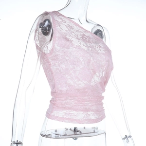 Detalle de la tela de encaje floral rosa y escote asimétrico de una blusa de punto