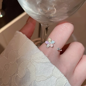 Détail d'une bague fleur réglable avec émail coloré et accents de zircone étincelants