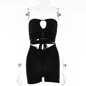 Ensemble d'été noir deux pièces avec haut dos nu sexy et short froncé à taille haute