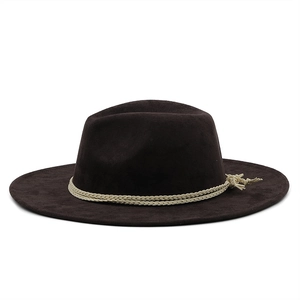 Detailansicht eines dunkelbraunen Fedora-Huts mit geflochtener Quastenschnur und Filztextur
