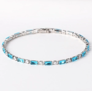 Detaillierte Makroansicht des silberfarbenen Armbands mit blauen Zirkonia und Kristallen