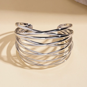 Detaillierte Makroansicht des silbernen mehrlagigen Cross-Manschettenarmbands mit Hochglanz