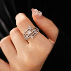 Dettaglio di anello a stella argentato a strati con zirconi brillanti sulla mano