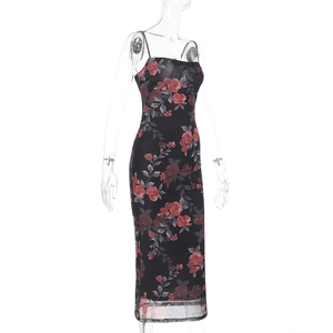 Détail de l'imprimé floral et de l'ourlet en tulle sur une robe midi noire