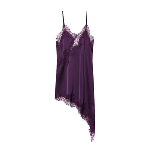 Détail de nuisette en satin violet avec dentelle délicate et bretelles fines