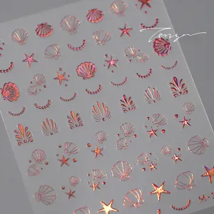 Vue détaillée de stickers ongles holographiques coquillage et étoile de mer métallisée