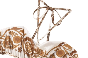 Détail d'une robe à imprimé bohème avec lien licou et texture plissée au niveau du buste
