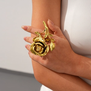 Gros plan d'une bague rose dorée oversize avec texture vintage sur un doigt