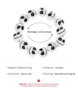 Détails macro d'un bracelet en perles de bois blanc avec têtes de mort et taille 14cm
